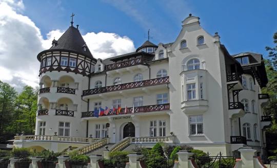 Karlovy Vary - Lázeňský resort Villa Smetana a Villa Trocnov - Silvestrovský Léčebný pobyt Light + jízdenky na vlak zdarma